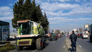 Над 200 земеделски машини тръгнаха към границата