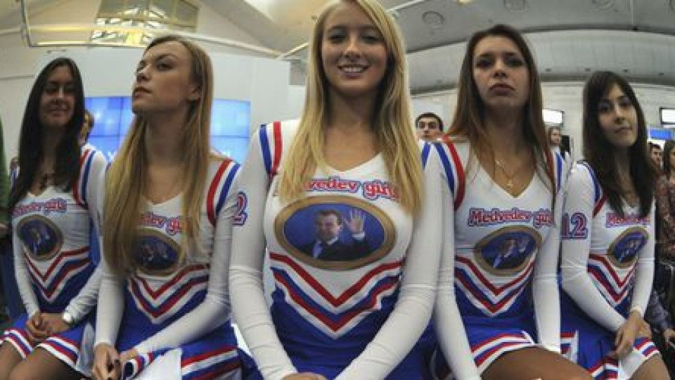 Секси мацки агитират за Медведев | StandartNews.com
