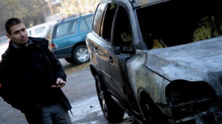 Подпалиха 13 коли във война за стикери