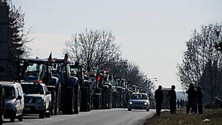 Учител припадна в блокадата на Дунав мост