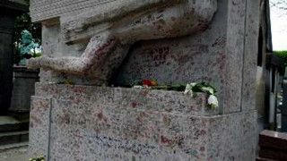 Чистят гроба на Уайлд от червило