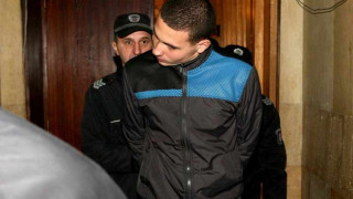 Майката на Вальо Бияча пали свещи за него