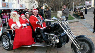 Дядо Коледа и Снежанка дойдоха в Добрич с мототриколка 