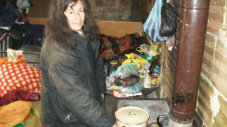 21 век: Брат и сестра учат на свещи в стая без ток и вода