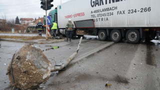 Австрийски тир помля "Дачия" и светофар