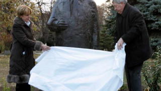 Паметник на Буров пред БНБ