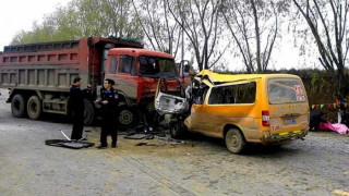 Катастрофа с автобус погуби 15 деца