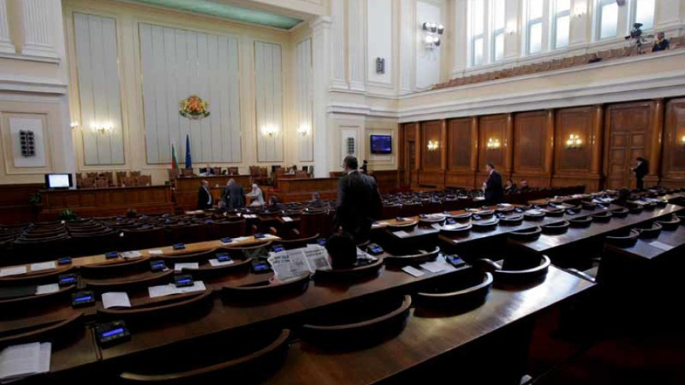 Депутатите почиват 20 дни по празниците | StandartNews.com