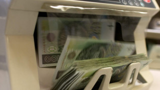 Гърците теглят по 5 млрд. евро на месец от банките