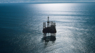 Издирват десетки руснаци, потънали в Охотско море 