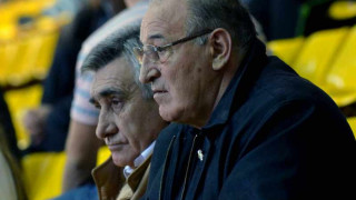 Пената кани Николай Костов на винце