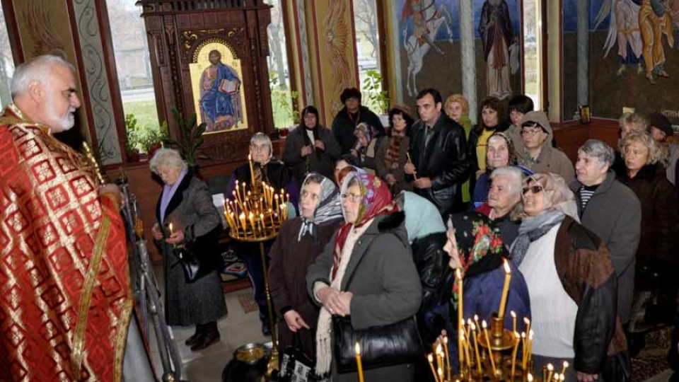 Агенти на НАП влизат в църквата | StandartNews.com