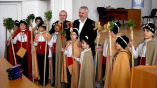 Кмет дари коледари с библии