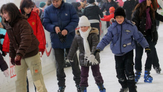 Дядо Коледа става учител по кънки