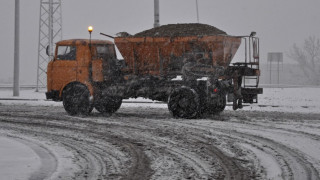 Силен вятър, снеговалеж и поледици в 11 области 