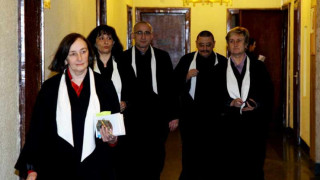 Съдът решава до месец за избора на Янева