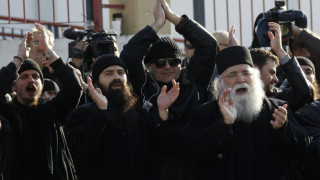 Монаси се налагат с юмруци и метли във Витлеем