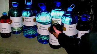 Микробус превърнат в склад за нелегална ракия