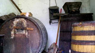 Заклаха крадец за бъчонка вино