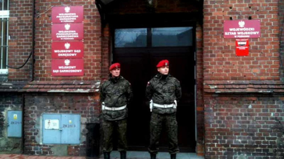 Прокурор се гръмна на пресконференция, оцеля (ВИДЕО) | StandartNews.com