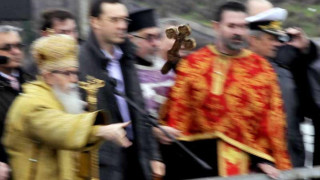 Разпопиха поп, скочил с кръста на Йордановден