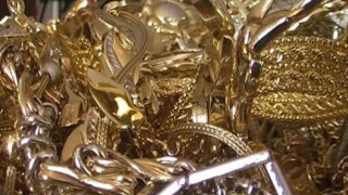 Затворници в полицейски униформи грабят злато и пари 