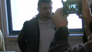Затворник застана пред съда със зашито око