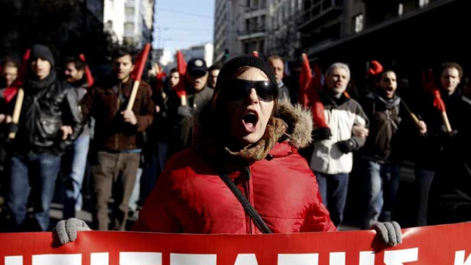 Нови протести в Атина, свиха пистолета на полицай | StandartNews.com