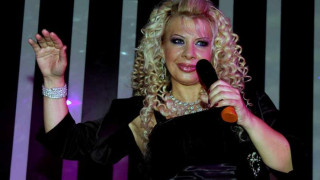 Хищната хиена пропя на английски 