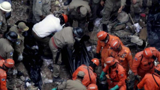 Жертвите под рухналите сгради в Рио станаха седем