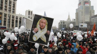 Хиляди бели балони и панделки срещу Путин 