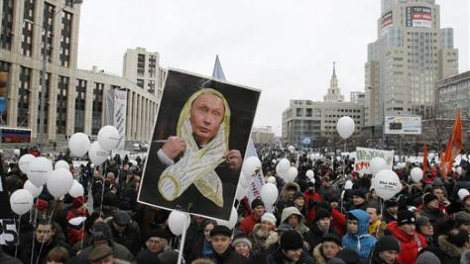 Хиляди бели балони и панделки срещу Путин  | StandartNews.com