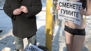 Гола студентка проверява гумите във Варна