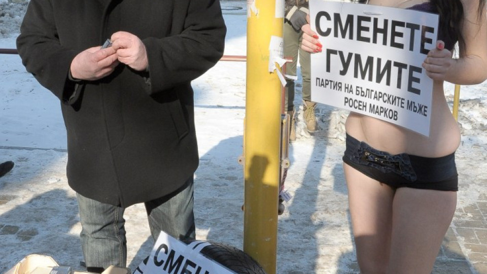 Гола студентка проверява гумите във Варна | StandartNews.com