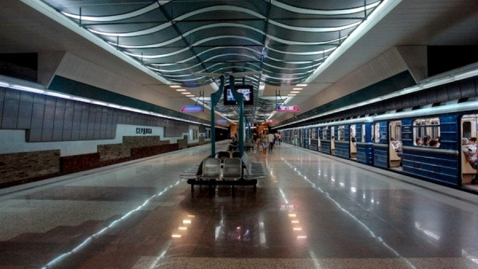 Мъжът, хвърлил се на релсите в метрото, още е на ръба | StandartNews.com