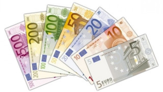 Италианските депутати си режат с 1300 евро заплатите