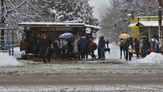 Спират рейсове заради студа в София