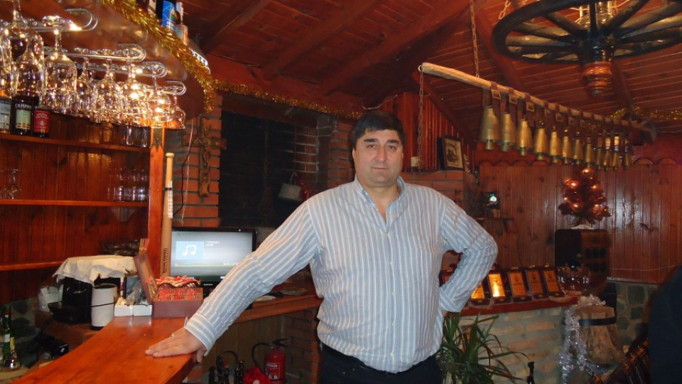 Боре Кьосев свири сръбско на пиано | StandartNews.com