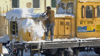 Замръзнаха 6 влака, стотици пътници зъзнат