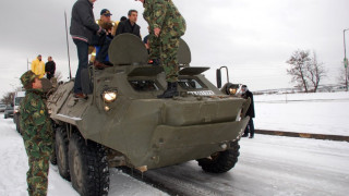 Плевнелиев с БТР из наводнените райони 