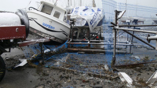 Морето се развилня, заля пристанища