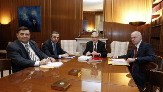 Гърция пожертва пенсиите, размина се с фалита