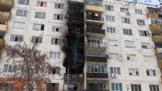 Пожар уби жена, евакуират сграда