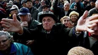 Пенсионери се сбиха за презервативи на аванта 