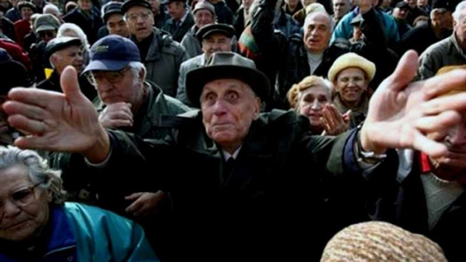 Пенсионери се сбиха за презервативи на аванта  | StandartNews.com