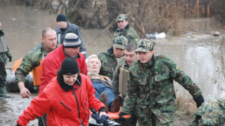 Дават по 5 бона на трима, спасили 60 души в Бисер 