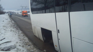 Автобус се разпадна в движение на "Тракия"