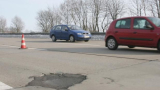 Дупка на магистралата излезе 600 лв. на АПИ