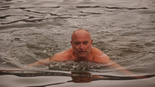 Екстремен плувец се хвърли в ледовете