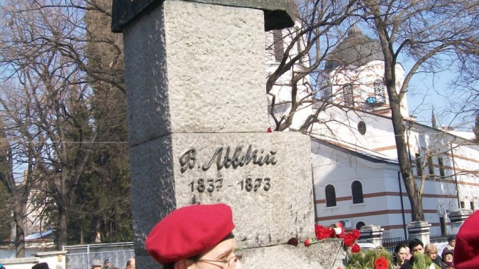 Старозагорци на опашка пред паметника на Апостола | StandartNews.com